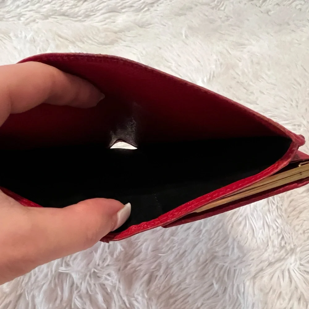 🎉HP🎉 Louis Vuitton Red Epi Porte Monnaie Billets Viennois Kiss Lock Wallet